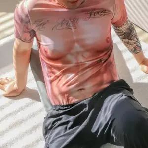 킹받는 근육 티셔츠 근육맨 티 진짜같은 몸짱 옷 반팔 웃긴 선물 타투 문신