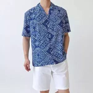 남자 파란색 패턴 반팔 셔츠 여름룩 해외 여행 패션
