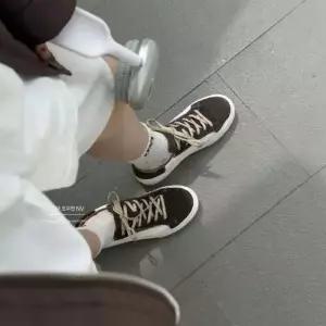 엘럽 여사친 빈티지 양가죽 펌프스 리얼 라운드 스트랩 러닝화 속굽 박템5