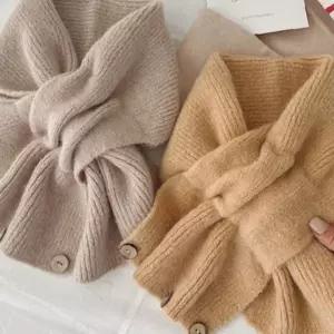 버튼 여밈 니트 숏 머플러 겨울 보온 목 어깨 감싸는 여성 넥워머 데일리 방한용