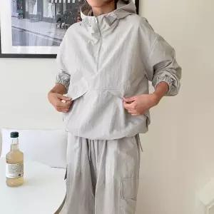 [신세계라이브쇼핑][옷자락] 여자 절개 포켓 반집업 후드 윈드브레이커