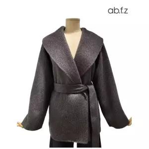 [롯데백화점]abfz 숄 스타일 울 하프 코트 APA1HJ03A