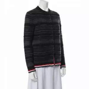 톰브라운 26SS 타탄 체크 메리노울 모헤어 크루넥 가디건 FKJ118A Y9040 001