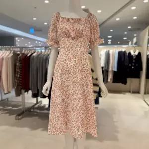 [롯데백화점]SOUP 오프숄더 셔링 원피스 SB5OP87