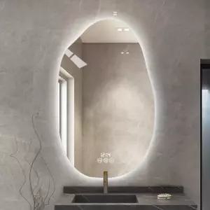 불규칙한 백라이트가 있는 욕실 거울 3색 조명이 벽걸이 메이크업 스마트 김서림 방지 필름 시간 및 온도