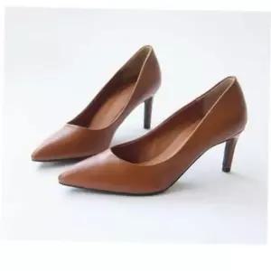 정장 슬링백힐 캐주얼 뾰족코 가죽 여성 미들힐