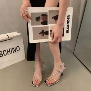 여사친 여름 웨지힐 스커트와 하이힐 매치 로마 샌들 OP2