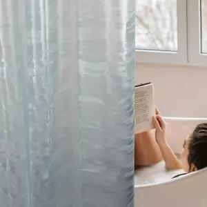 연한 파란색 플라스틱 샤워 커튼 라이너 - 줄무늬 디자인의 PEVA 방수 경량 욕실 표준 크기 70x72 욕조 1팩