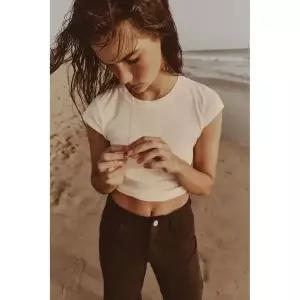 ZARA 미니멀 반소매 티셔츠 - 바닐라 412975