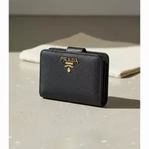 프라다 26SS 사피아노 메탈 로고 여성 반지갑 블랙 1ML018 QWA F0002