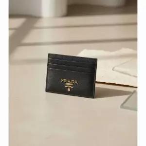 프라다 26SS 사피아노 가죽 카드지갑 여성 카드홀더 1MC025 QWA F0002