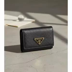 프라다 26SS 사피아노 트라이앵글 로고 여성 반지갑 1MH042 QHH F0002