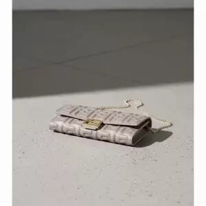 펜디 바게트 나파 레더 체인 장지갑 8M0365 AAJD F0E65