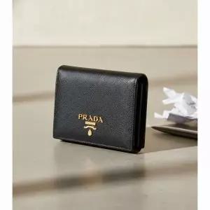 프라다 PRADA 사피아노 메탈 로고 여성 반지갑 26SS 1MV204 QWA F0002