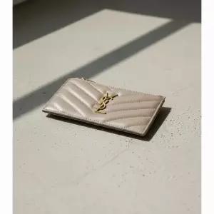 생로랑 SAINT LAURENT 모노그램 지퍼 카드 지갑 여성 명품 607915 AAA44 1722