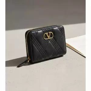 발렌티노 퀼티 67 지퍼 지갑 블랙 7W2P0AS2 MIC 0NO