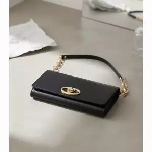 발렌티노 V로고 볼드 에디션 여성 숄더 스트랩 지갑 5W0P0AD9 5W2P0AD9