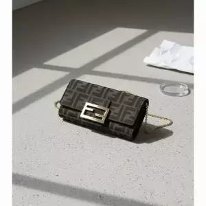 펜디 26SS 체인 컨티넨탈 월렛 여성 체인 장지갑 8M0365 A98P F0A6E