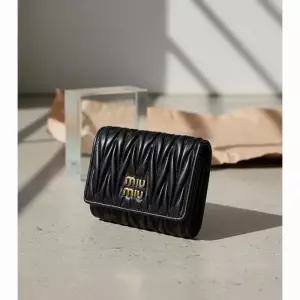 미우미우 마테라쎄 나파 가죽 스몰 여성 지갑 블랙 5MH033 AFPP F0002