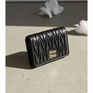 미우미우 마테라쎄 나파 가죽 카드 지갑 26SS 5MC103 블랙