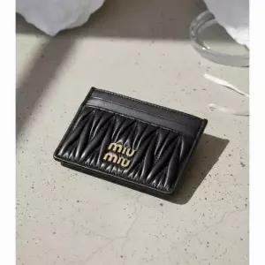 미우미우 26SS 마테라쎄 나파 가죽 여성 카드지갑 5MC076 F0002