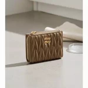 미우미우 마테라쎄 나파 가죽 여성 스몰 반지갑 5ML024 AFPP F098L