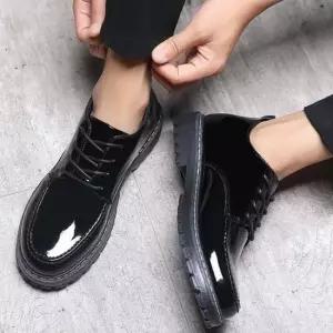 남성 에나멜소재 절개선디테일 반짝반짝 모던 로퍼