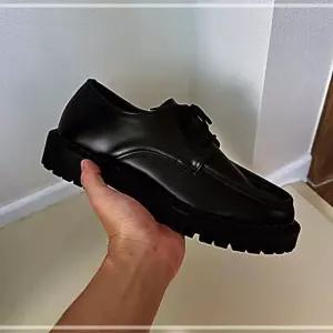 남자 구두 발편한 캐주얼 옥스포드 더비슈즈 키높이 블랙 KWFG2V84