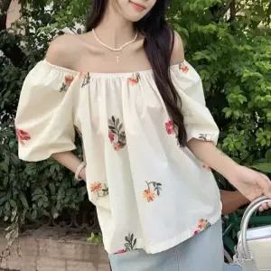 휴양지 여름 휴가 룩 오프숄더 꽃무늬 반팔 블라우스 프릴블라우스