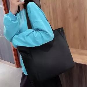 여성 큰가방 숄더백 직장인 데일리룩 출근룩 검정백