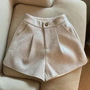 여성 하이웨스트 모직 뒷밴딩 핀턱 반바지 (HSJ-WFIFY7A)