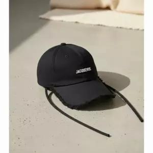 자크뮈스 JACQUEMUS 라 카세트 아티쇼 프린지 베이스볼 캡 235AC452 5012 990