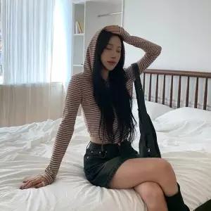 여자 주머니 세미크롭 단가라 페이크 후디 집업