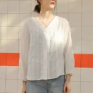 [신세계라이브쇼핑][옷자락] 여자 가을 브이넥 펀칭 세로줄 긴팔 루즈핏 데일리 블라우스