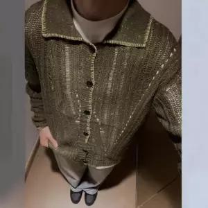 윈터솔져 남자 니트 빈티지 데일리룩 간절기 카디건 브이넥 버튼 긴팔 커플 루즈핏 펀칭 무드의 스웨터 패