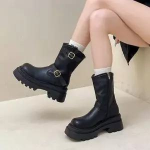 천진반여사친 가을 빈티지 데일리룩 신발 워커힐 리얼 통굽 가죽 부츠 버클 워커 KUK3