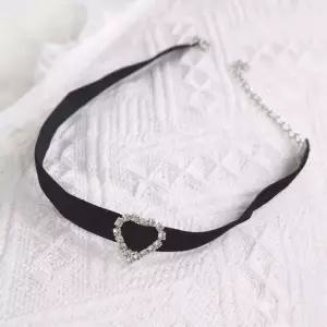 하트 블랙 벨벳 초커 목걸이 무대의상 할로윈 큐빅목걸이