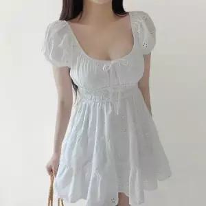 오프숄더 스모크 펀칭 자수 미니원피스