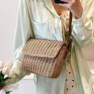 길이 조절 가능한 스퀘어 디자인 라탄 크로스백 비치백