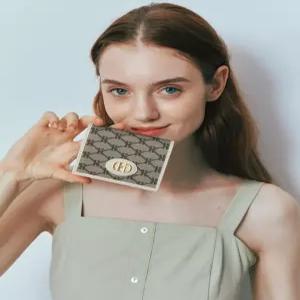 헤지스 액세서리 26SS [헤리아토] H장식 베이지 패턴 가죽 반지갑 HIWA6E808I2