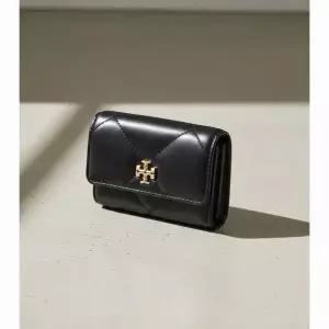 토리버치 키라 다이아몬드 퀼트 플랩 카드 케이스 여성 지갑 159794-001