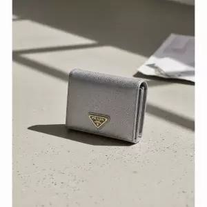 프라다 사피아노 삼각로고 가죽 반지갑 여성 1MV204 QHH F0135