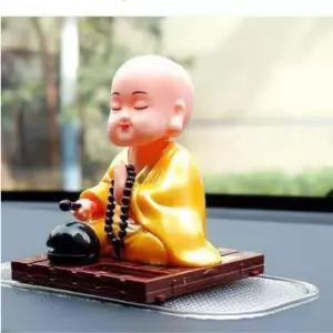 목탁 치는 동자승 인형 차량 대시보드 장식 소품