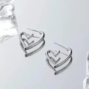 입체 아웃라인 서지컬 하트 귀걸이 실버 하트 귀장식
