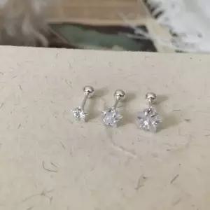 벚꽃 큐빅 귀걸이 꽃모티브 반짝 포인트 연출 스타일