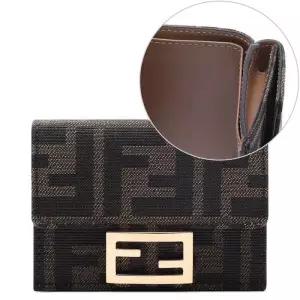 [펜디]26SS 여성 바게트 마이크로 트리폴드 반지갑 (8M0395 A98P F0A6E 26S)