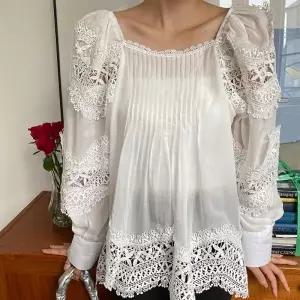 여자 스퀘어넥 턱 디테일 백 스트랩 로맨틱 시스루 레이스 블라우스