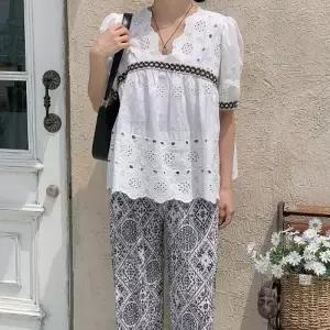 여자 브이넥 펀칭 자수 프릴 반팔 블라우스