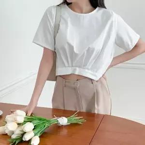 여자 라운드넥 백 사선 트임 리본 스트랩 세미크롭 블라우스