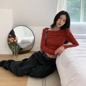 여자 사이드 셔링 페미닌 오프숄더 니트